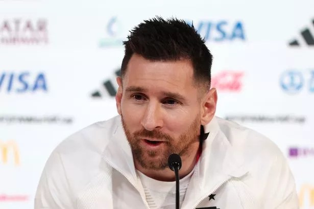 Lionel Messi Oo Shaaciyey Kooxda Uu Ciyaaraha Kaga Fadhiisanayo.