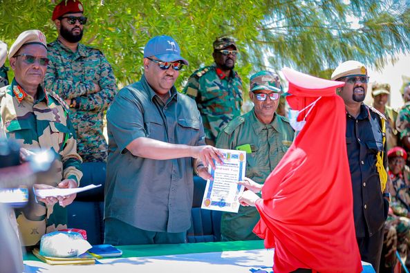 Madaxweynaha Dowladda Puntland Mudane Siciid Cabdullaahi Deni, Ayaa Maanta Taliska Ciidanka Daraawiishta Dowladda Puntland Ee 54-Aad Shahaadooyin Ku Guddoonsiiyey .